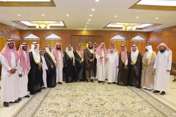 سوبر ماركت يوزع الخبز مجانا لمن ليس له قدرة على شراءه بحي الوزيرية بجدة
