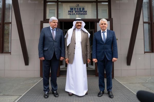 طلاب المنح بالجامعات يزورون قرية ذي عين التراثية