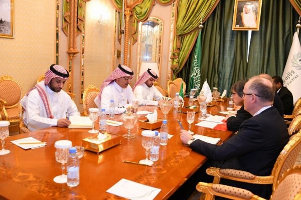 الأمير تركي بن بندر يرعى تخريج  الدورة 129 من طلبة معهد الدراسات الفنية للقوات الجوية