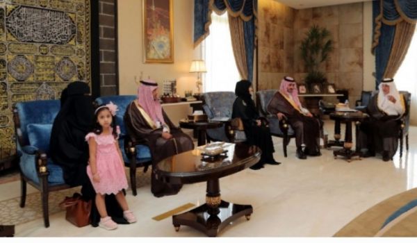 الأمير فيصل بن بندر يستقبل مدير عام الشؤون الصحية بالرياض
