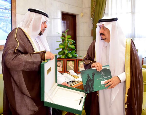 الأمير خالد الفيصل يدشن بطاقة فخر الخاصة بذوي شهداء الواجب