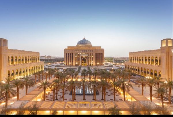 درجة البكالوريوس في إدارة الأعمال لزميل ” المجيدير