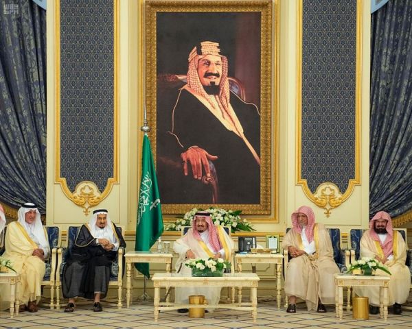 خادم الحرمين يتلقى اتصالاً هاتفيًا من ولي العهد بدولة الكويت