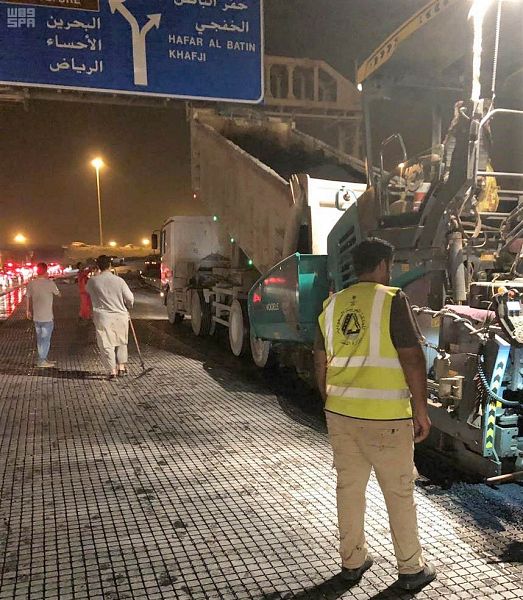 أهالي مكة يتنافسون على خدمة قاصديهم ويقدموا لهم الأكل ووجبات إفطار صائم