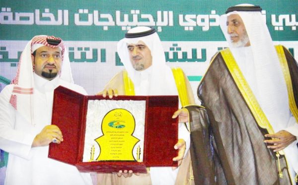 محافظ حفر الباطن يزور المرضى المنومين بالمستشفى المركزي