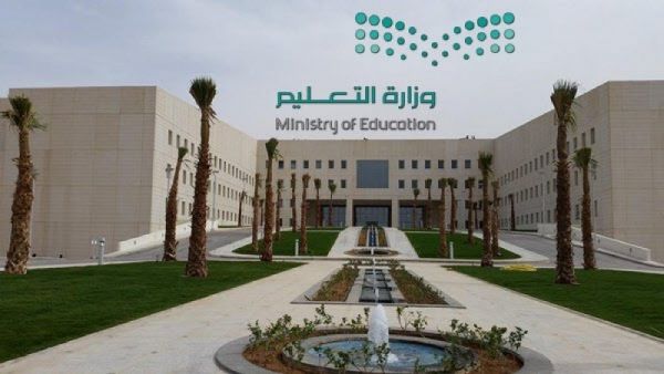 فيصل بن فهد بن مقرن يشارك في تقديم وجبات الإفطار في شوارع حائل
