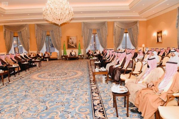 أمير الحدود الشمالية يستقبل القيادات الأمنية والعسكرية وعددًا من رجال الأعمال