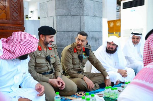 نائب أمير حائل يقلد مدير المرور ومدير مكافحة المخدرات بالمنطقة رتبة عميد