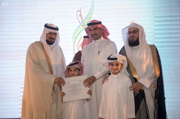 أمير الرياض يؤدي صلاة العيد ويستقبل المهنئين ويباشر عمله خلال إجازة العيد