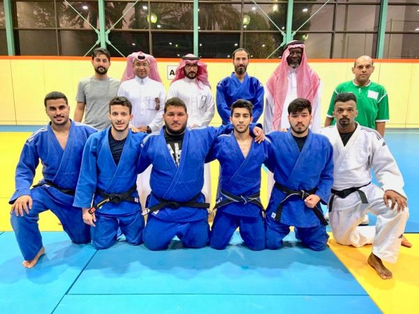 صحة الرياض تنهي شهادات المشاركة بالحج لمنسوبيها