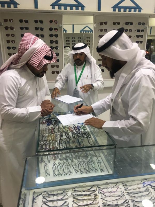 القبض على تشكيل عصابي من ٣ يمنيين بتهمة سرقة المحلات التجارية