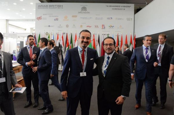 الأمير خالد بن بندر بن سلطان يقدم نسخة من أوراق اعتماده سفيرًا لدى المملكة المتحدة