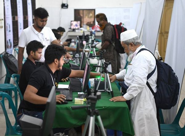 مدير الدفاع المدني بتبوك يقلد ضابطين رتبتيهما الجديدتين