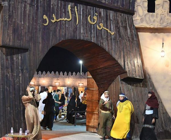 معرض صور معالم من الحج يشهد إقبالاً من الحجاح المغادرين لصالة حجاج مطار جدة
