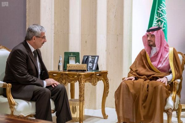 أمير منطقة الرياض يقدم العزاء في وفاة حمود الرشيد