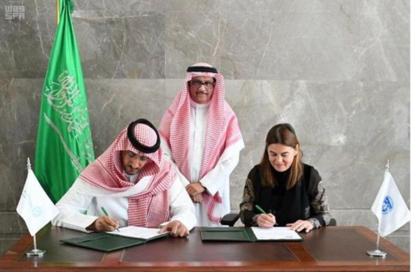 التجارة تشهّر بمواطن وشقيقته نظير تسترهما على وافد امتهن التجارة في المواد الغذائية