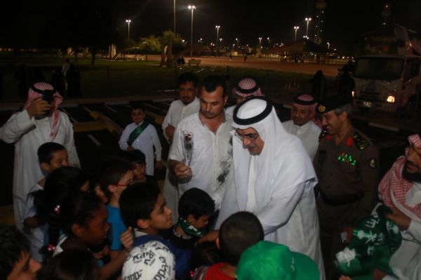 مُقيم سوري يّعتلي جبل الاصفر بعفيف برفقة اطفاله ويضع العلم السعودي