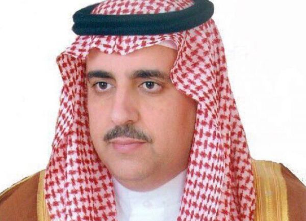 مُقيم سوري يّعتلي جبل الاصفر بعفيف برفقة اطفاله ويضع العلم السعودي