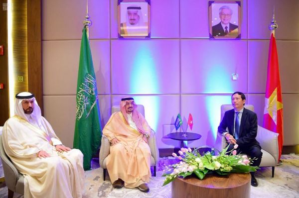 مُحافظ وادي الدواسر بالنيابة يُقلد الشارة الخشبية لعددٍ من القيادات الكشفية