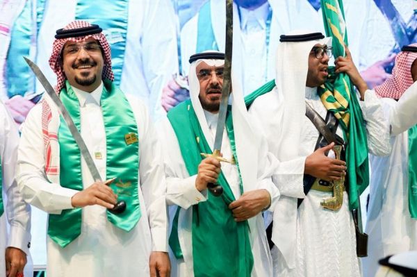 الشدي ينقل تعازي الأمير عبدالعزيز بن سعود لذوي القحطاني والحجريه