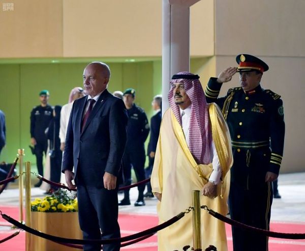 الأمير عبدالعزيز بن سعد يقدم العزاء لأسرة اليحيا