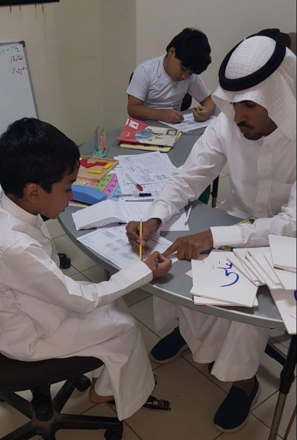 مركز الملك سلمان يصل للمحطة السادسة من توزيع الحقائب على أبناء اللاجئين السوريين