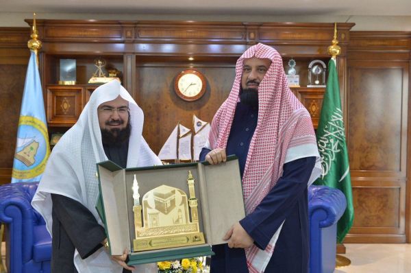 سمو أمير منطقة الرياض يقلد قائد أمن المواكب بمرور الرياض رتبته الجديدة
