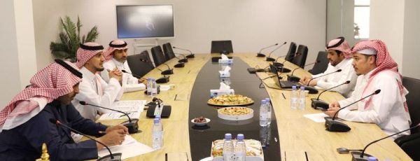 سمو أمير منطقة الرياض يقدم العزاء لأسرة آل الشيخ