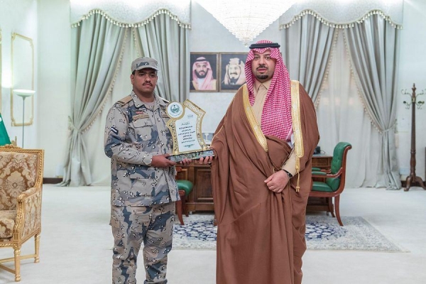 أصحاب السمو الأمراء يؤدون صلاة الميت على الأمير عبدالعزيز بن عبدالله بن فيصل بن فرحان