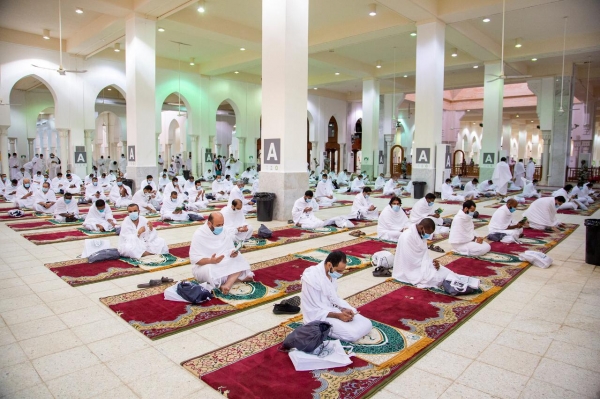 حجاج بيت الله يحملون تطبيق مصحف المدينة النبوية عبر شاشات التفاعلية بمسجد نمرة