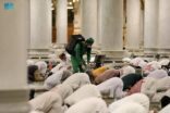 ‬أكثر من 200 ألف عبوة ماء زمزم للمصلين في ليلة ختم القرآن الكريم بالمسجد النبوي
