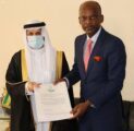 السفير الروقي يُسلّم نسخة من أوراق اعتماده سفيرًا غير مقيم لدى توغو