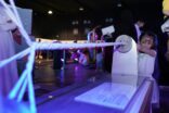 زوار مهرجان العودة إلى الرياض يصنعون الحبال بآلة غزل يعود تاريخها لآلاف السنين