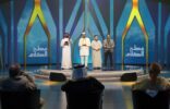 كفيف مغربي يتأهل لربع نهائي مسابقات القرآن والأذان العالمية وسط متسابقين يقرؤون المصحف