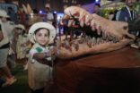 زوار مهرجان العودة إلى الرياض يتجولون بين الأجرام السماوية وبقايا أجزاء الحيوانات المنقرضة
