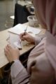 مصممة سعودية تجذب زوار “سنيك مي” برسوماتها على أحذية السنيكرز والحقائب واللوحات