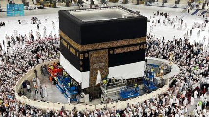 رفع كسوة الكعبة المشرفة استعدادًا لموسم حج (1446هـ)