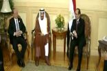 بالفيديو .. الرئيس المصري يستقبل خادم الحرمين الشريفين .. وقمة ثلاثية بين الملك سلمان والسيسي وهادي