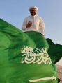 مقيمان يتمكنان من رفع العلم السعودي في أعلى قمة جبل مطلول في عريعرة