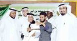 جدة: شاب يكافئ والده السبعيني على تخرجه في مركز محو الأمية