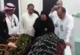 مقطع مؤثر لوالدة الشهيدين محمد وعبدالجليل الأربش أثناء إلقائها النظرة الأخيرة عليهما