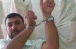 شاب يكبل يدي جزار بـ”كلبشات” وينشر صورته متهماً إياه ببيع لحوم حمير للمواطنين