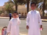 طفلان يوزعان المياه الباردة والعصائر على المصلين في أحد مساجد سكاكا