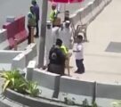 بالفيديو.. رجل أمن يحرس المصلين بسيهات تحت أشعة الشمس.. ومصافحة حارة من بعضهم