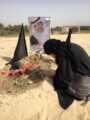 صورة مؤثرة للكاتبة كوثر الأربش على قبر ابنها الشهيد محمد العيسى