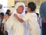مقطع مؤثر لمدير يودع طلاب مدرسته باحتضانهم وتقبيلهم