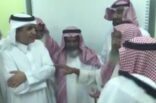 بالفيديو.. مسن بـ “محو الأمية” يفاجئ الدخيل بقصيدة حماسية عن “سلمان الحزم” ويُلجئه لتقبيل رأسه