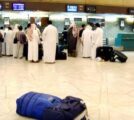 الإيقاع بآسيوي يعمل في مطار الملك خالد لتلقيه أموالا من المسافرين مقابل تمرير ​​العفش الزائد​​