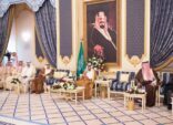 خادم الحرمين يستقبل رئيس “رعاية الشباب” ورؤساء الأندية الرياضية