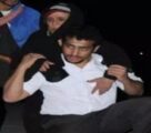 موظف بمنفذ الوديعة يحمل مسنة يمنية على ظهره لمساعدتها لدخول الأراضي السعودية (صور)